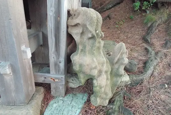 風化した狛犬