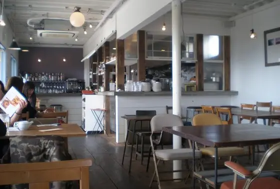 鎌倉らしい爽やかな店内。