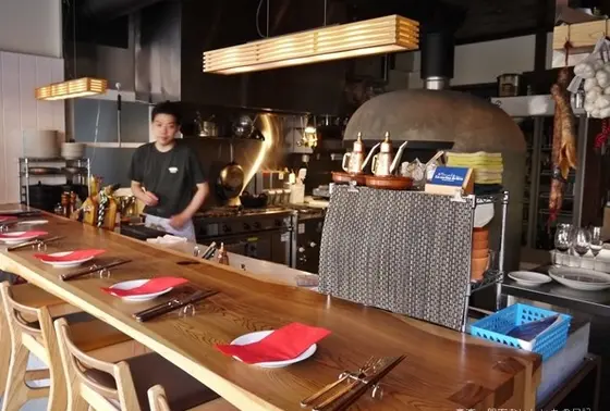 オープンで明るいキッチンと店内