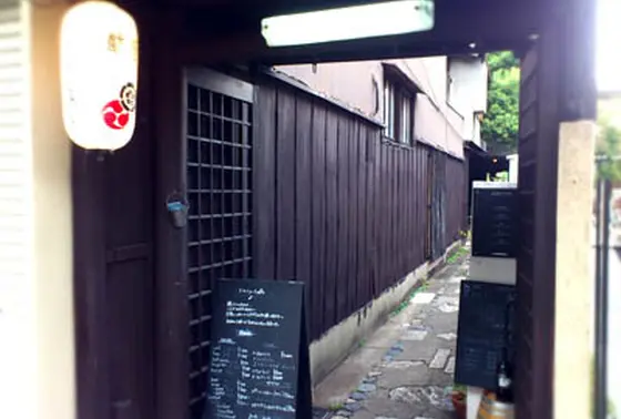 京都らしい細い路地が入り口。