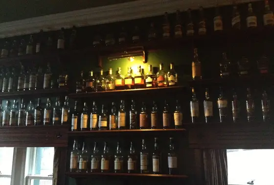 壁一面のウイスキー