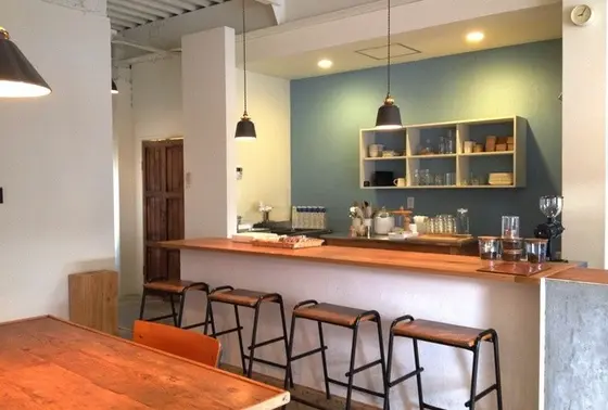 木目と白い壁がかわいい店内