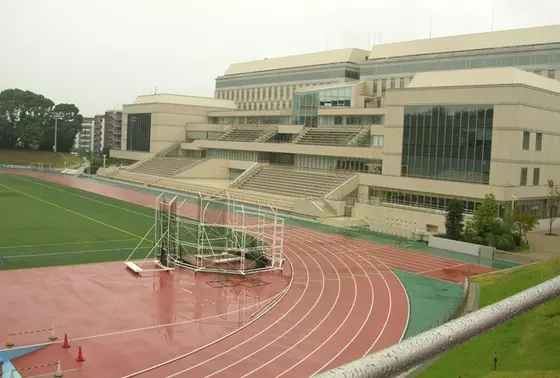 陸上競技場横のベンチで一休み