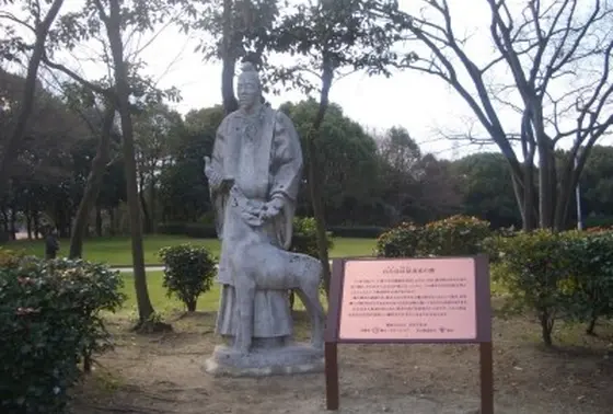 百舌鳥耳原由来の像