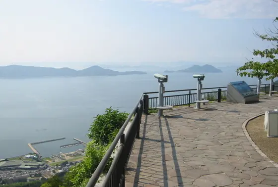 屋島山上からは、源平の古戦場・壇の浦をはじめ、那須与一の扇の的、平家が船を隠した「船かくし」などの合戦の足跡や、「世界の宝石」とも称される多島美を誇る瀬戸内海を見渡せる
