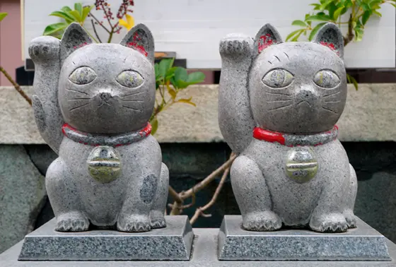 境内は招き猫でいっぱい