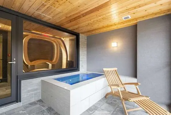 水風呂、外気浴のサウナチェアも！