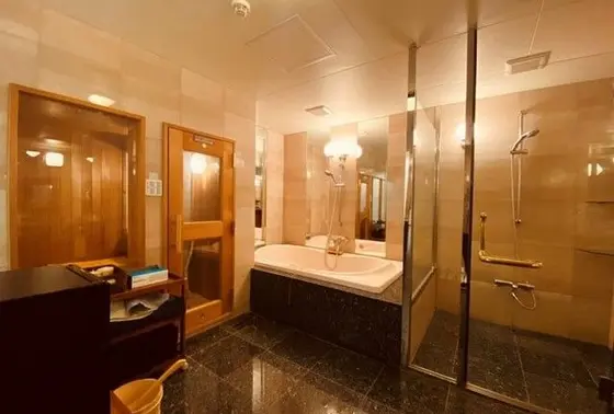 冷浴設備には、「ジャグジー機能付き水風呂」と雨のように優しい水が降り注ぐ「レインシャワー」を完備。