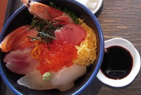 魚魚で海鮮丼〜(^-^)