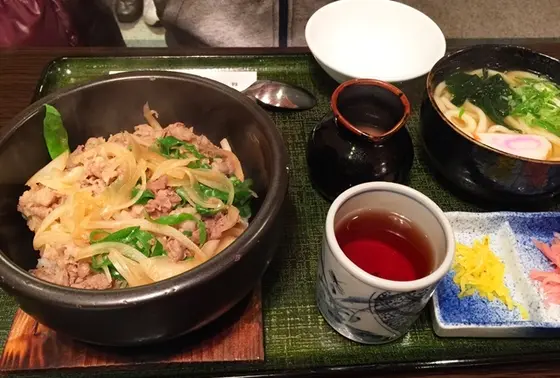 淡路牛の石焼牛丼とうどんセット　1,250円