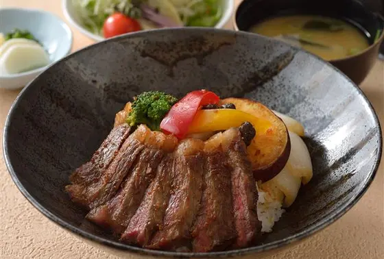 淡路牛ロースステーキ丼　2,300円