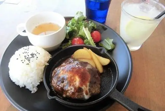淡路牛100％ハンバーグinモッツァレラチーズ　1,500円