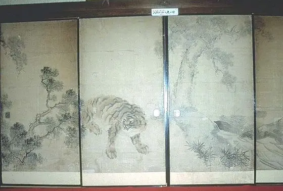 八方睨みの虎の襖絵