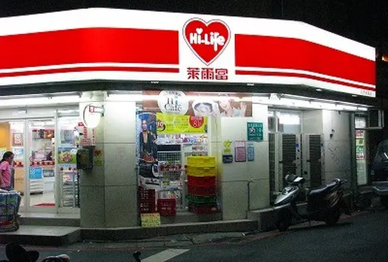 近くにはコンビニも