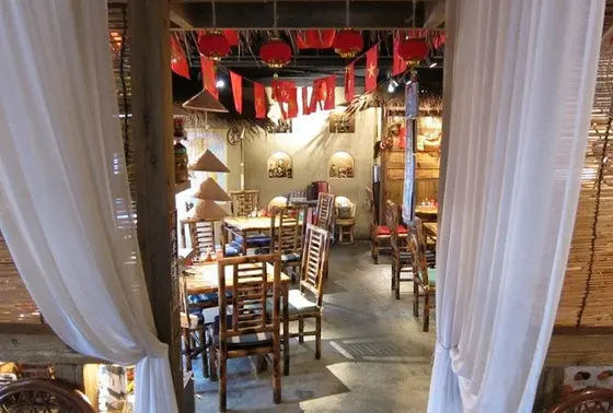 ベトナムの雰囲気漂う店内