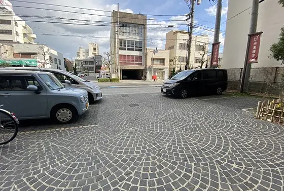 店前駐車場(4台)