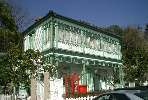 近くには神戸北野の洋館(明治３８年築の有形文化財)を移築した「カフェ･ティールーム異人館」もある