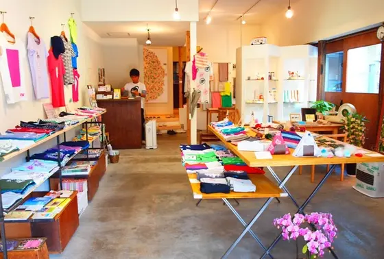 こだわりの商品たちが並ぶ店内　定員さんとのお話も楽しいです