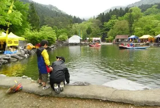 キャンプでも水に触れて