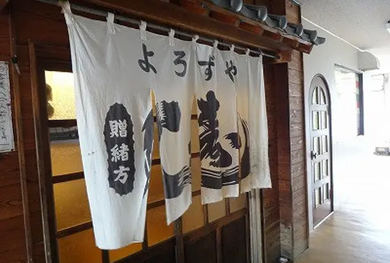 この暖簾の向こうには…。