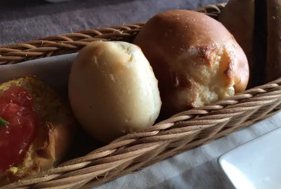 お店で焼かれるパン