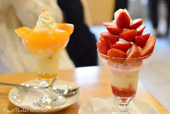 苺の食べ比べパフェ