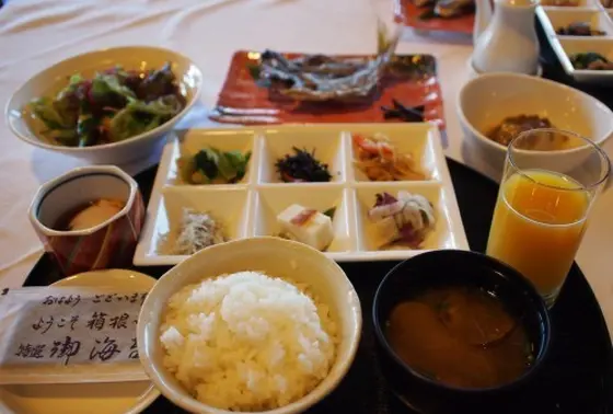 朝食は正統派の和食