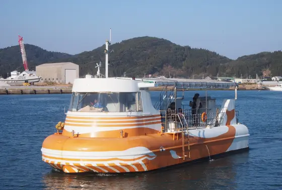 オレンジのクジラが目印