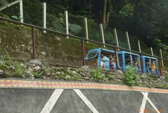トロッコでさらに奥地へ