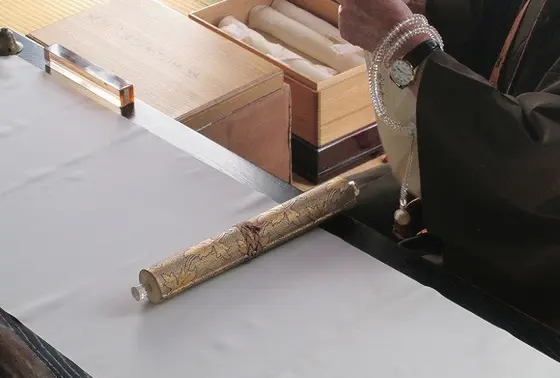 希望者には公開してくれる国宝の巻物