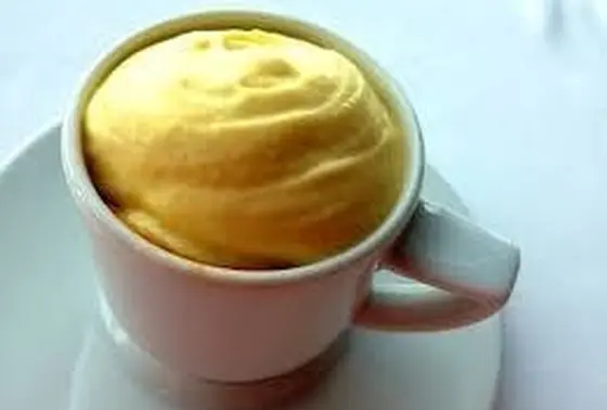 特にお薦めは、オマール海老のカプチーノ