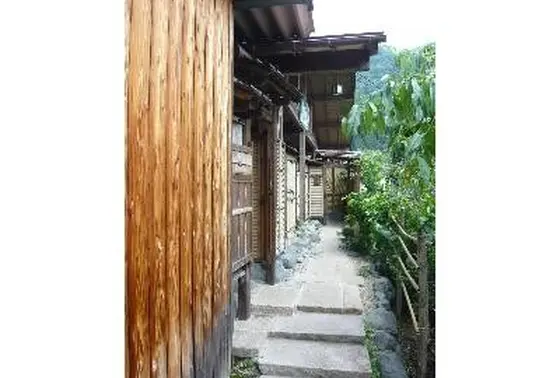 細い通路の先には…。