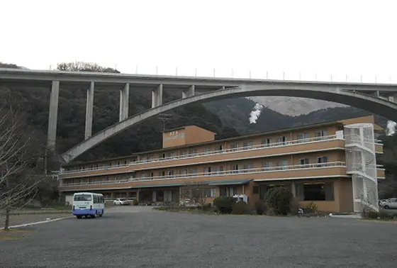 ホテル外観と明礬大橋