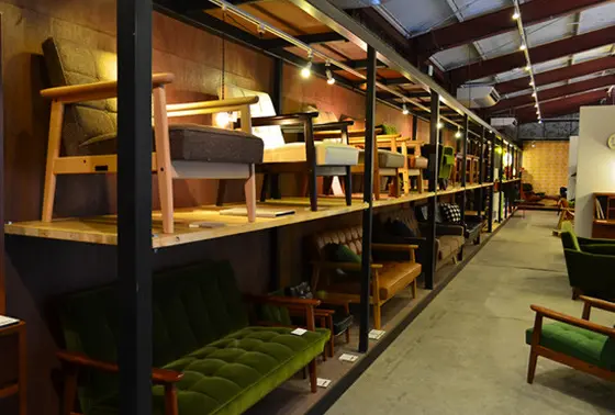 元倉庫を改装した店舗はゆったり時間を過ごせる空間