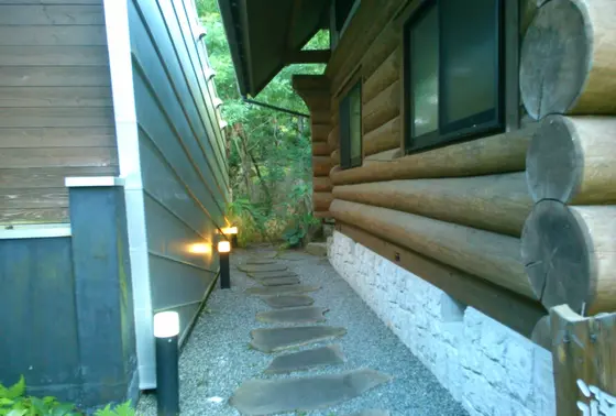 露店風呂への道①離れなので着衣で向かいます！