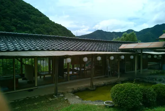 お洒落な川床風客席！