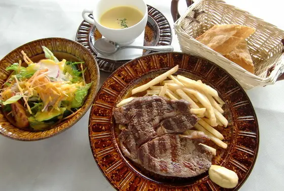 ランチ：この他に10数種類の料理がブッフェで楽しめます。