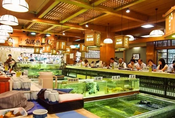 店内には大きな生け簀が！