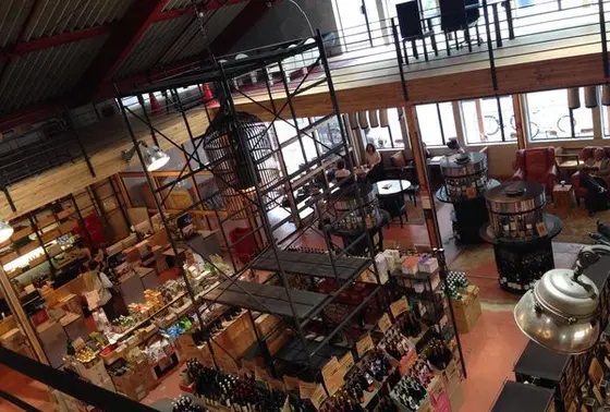 倉庫のように広い店内