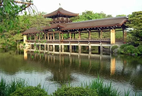 池の前にある本殿。
