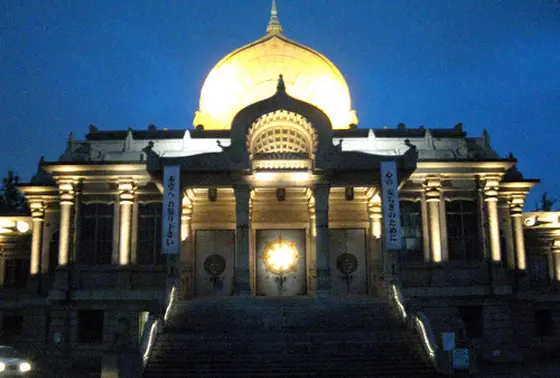 夜はライトアップされ幻想的