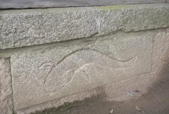 ナマズのレリーフ