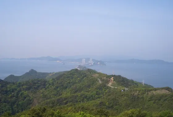 鳴門海峡では渦潮。そして、その奥には、四国。