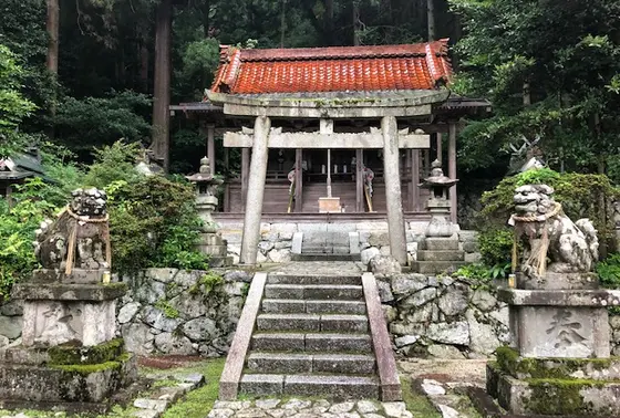 御神体は後ろにそびえる峰