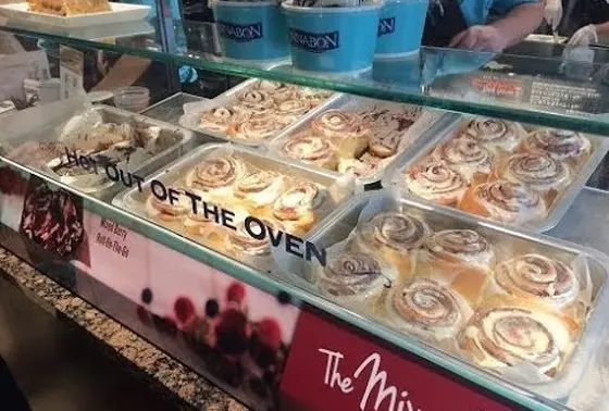 店内では美味しそうなシナボンがずらり