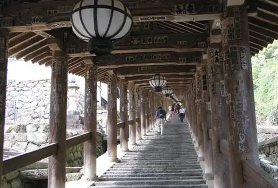 長く続く階段