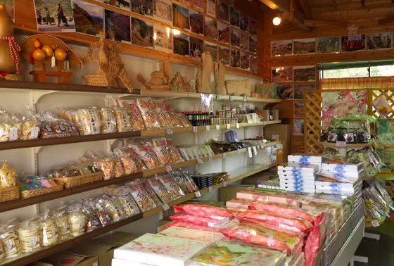 お土産屋さんもあります