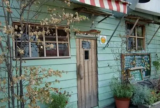 この小さいドアをくぐり抜ける