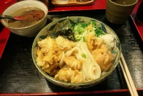 なんと、うどんはお店でうってます。機械ですが出来たてのシコシコしたうどんが食べられます。