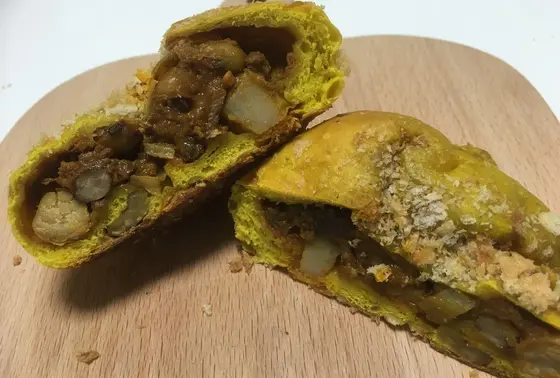 【お豆とれんこんのカレーパン】214円